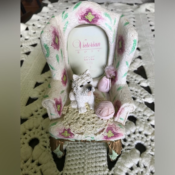 DEZINE Vintage Cottagecore Ceramic Comfy Chair Picture Frame - Picture 16 of 16